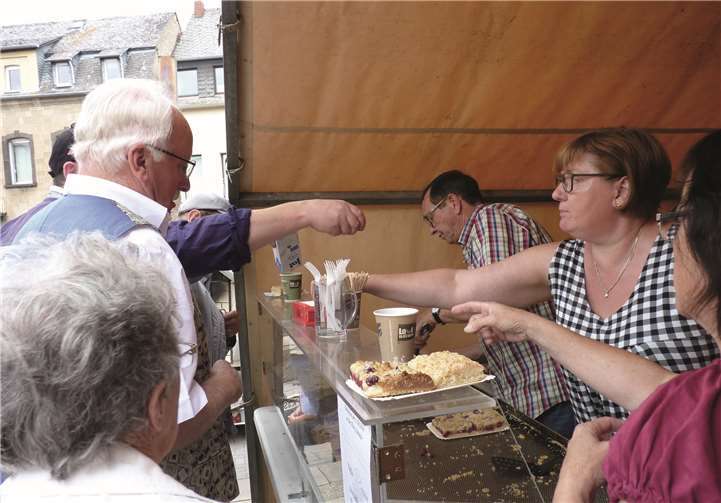 Auch der frisch aus dem Backes angebotene Streuselkuchen ging weg wie warme Semmeln.
