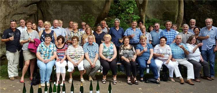 Auch der gesellige Teil kam bei der Tagesfahrt der Müdener Jagdgenossenschaft nicht zu kurz: An der Obermosel legte man einen Stopp mit Weinprobe ein. privat