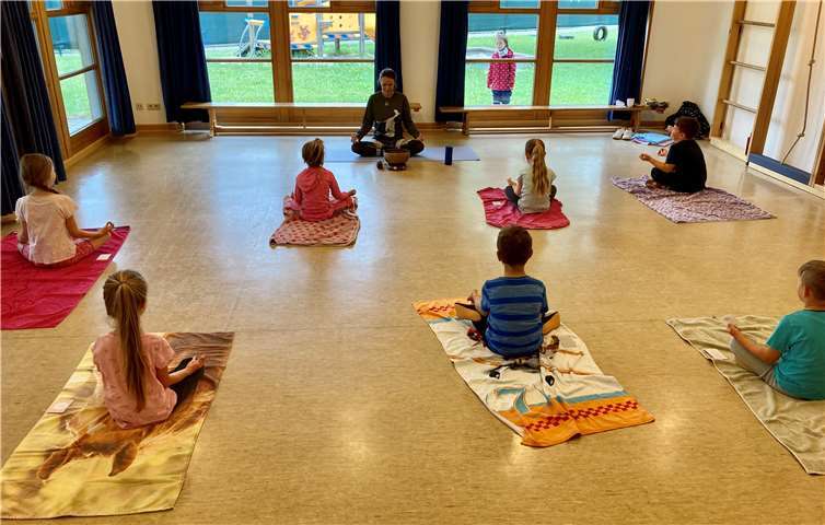 Auch der größte Raufbold kommt während des Yoga-Kurses zu Ruhe und Konzentration. Foto: privat