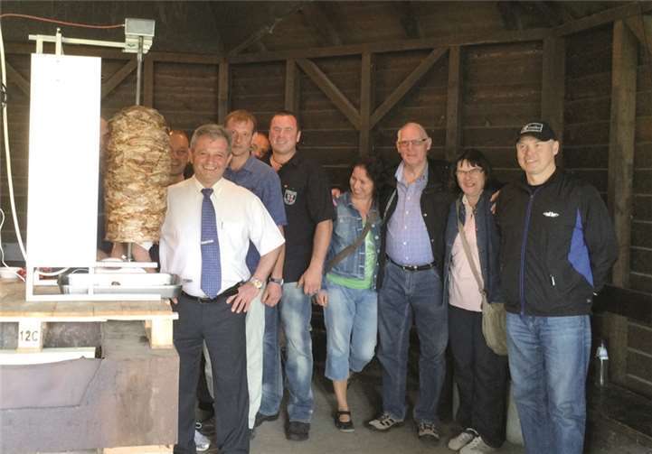 Auch der große Gyrosspieß mit einer Vielzahl an Beilagent, welcher bereits zum dritten Mal vom Restaurant Rhodos aus Mayen gespendet wurde, gehört fast schon zur Tradition des Festes.privat