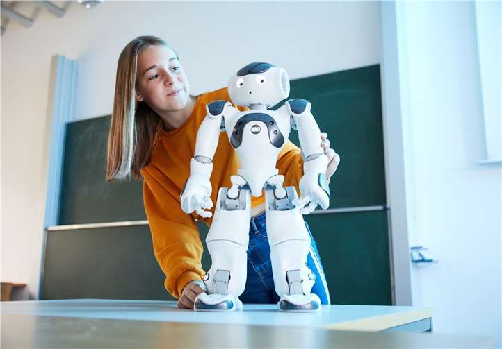 Auch der humanoide Roboter Nao begrüßt die Besucherinnen und Besucher bei den virtuellen Infotagen der Hochschule Koblenz.Fotos: Hochschule Koblenz/Gloger