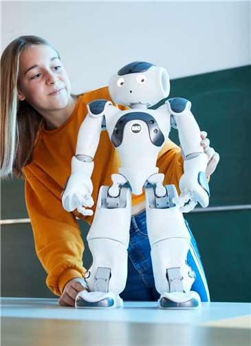 Auch der humanoide Roboter Nao begrüßt die Besucherinnen und Besucher bei den virtuellen Infotagen der Hochschule Koblenz. Fotos: Hochschule Koblenz/Gloger