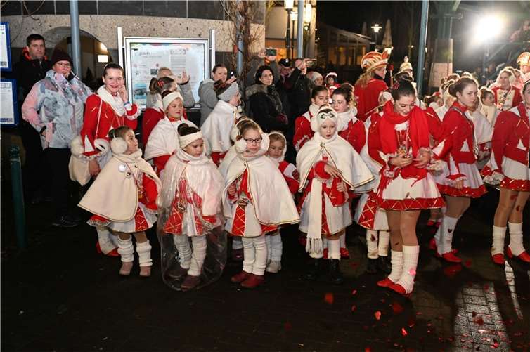 Auch der karnevalistische Nachwuchs half bei der Stadthauserstürmung kräftig mit.