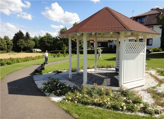 Auch der kleine weiße Pavillon neben dem Altenstift Limbach in Wachtberg-Berkum ist nunmehr Opfer einer wenig nachvollziehbaren Aktion von Vandalismus geworden.