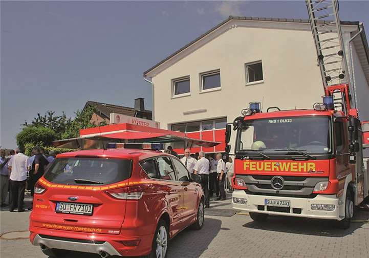 Auch der neue Kommandowagen (im Vordergrund) der FFW Rheinbach wurde am Sonntag in Queckenberg gesegnet.
