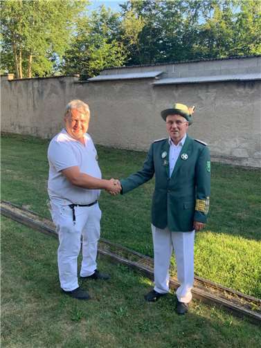 Auch der neue Scheibenkönig steht fest: Helmut König setzte sich nach einem spannenden Wettkampf im Stechen gegen seine Mitbewerber durch. Fotos: privat