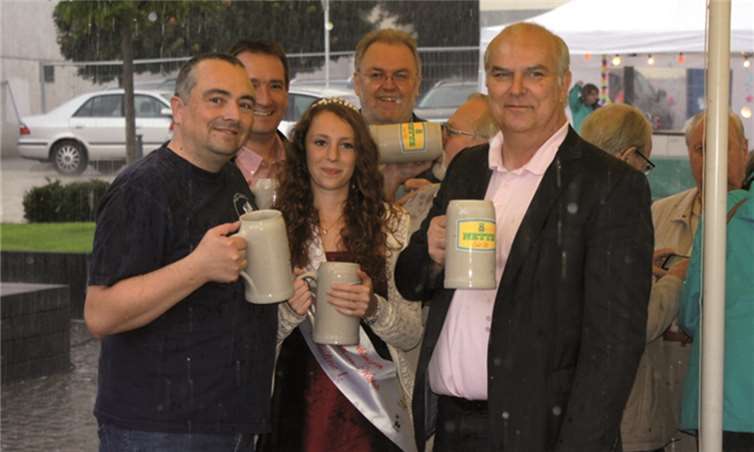 Auch der plötzlich eintretende Starkregen am Freitagabend konnte die gute Laune der Gäste nicht verdrängen.GH