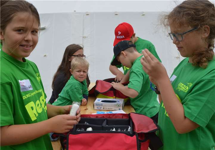 Auch der richtige Umgang mit dem Material eines Rettungsschwimmers wurde demonstriert. So lernten die Kinder an einer Station, wie ein Notfallkoffer richtig befüllt und kontrolliert wird.