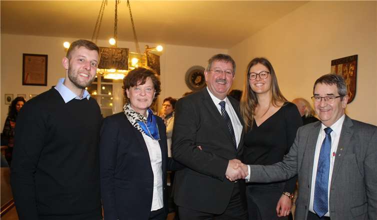 Auch der scheidende Verbandsbürgermeister Helmut Probst gratulierte dem neuenCochemer Stadtbürgermeister und seiner Familie persönlich. Fotos: TE