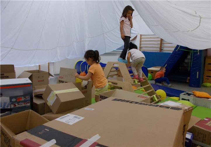 Auch der von der Decke abgehängte Fallschirm sorgte für besondere Atmosphäre. Foto: privat