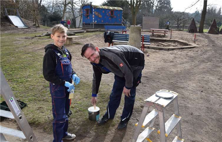Auch der zehnjährige Ben, Sohn der Kita-Leiterin Katrin Mayer, zählte zu den zahlreichen Helfern, die sich am Samstag im Mariengarten einfanden.