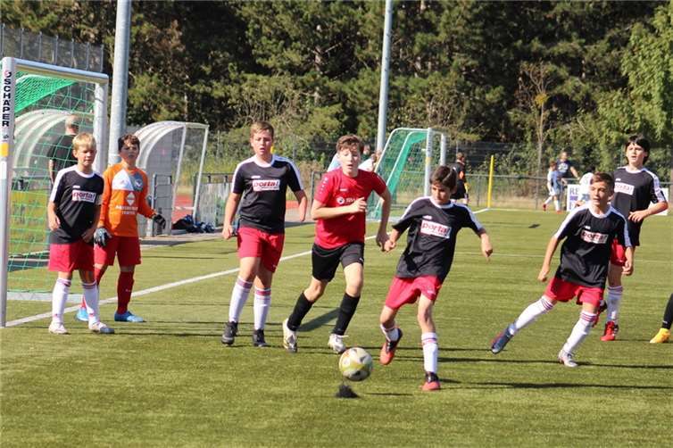 Auch die Abwehrleistung stimmt bei den D I-Junioren (schwarze Trikots).