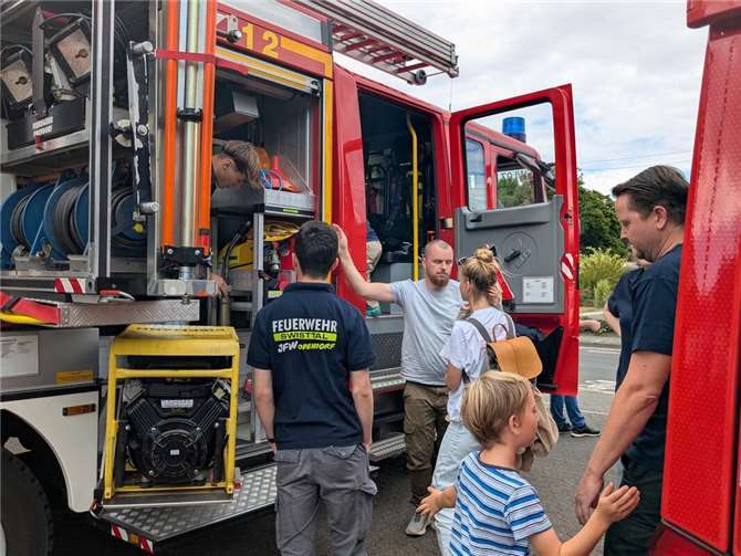 Neues Konzept begeistert beim Feuerwehrfest  Auch die Älteren erhieten Informationen zu den Löschfahrzeugen aus erster Hand.