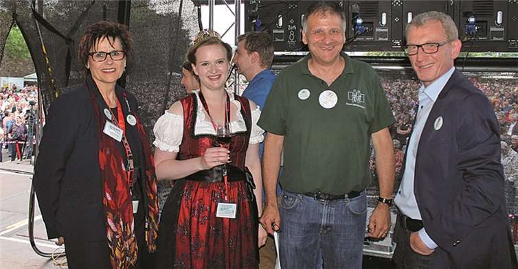 Auch die Ahrweiler Burgundia Carina Mombauer und Bürgermeister Guido Orthen sammelten für den guten Zweck.