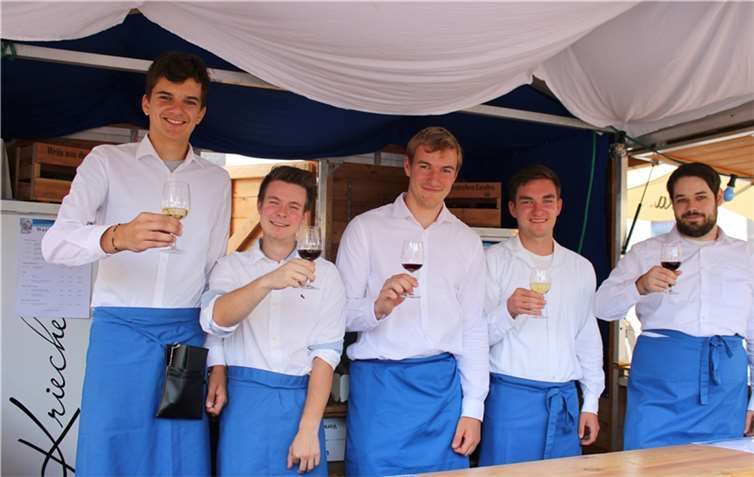 Auch die Ahrweiler Junggesellen sind bei den Weinwochen präsent, hier die Ovvehö...