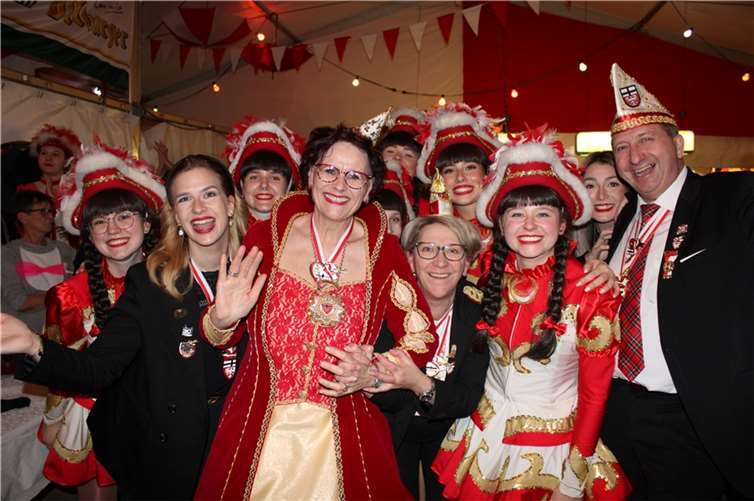 Auch die Ahrweiler Karnevalsgesellschaft war nach Walporzheim gekommen, darunter auch Tollität Ingrid I. und Sitzungspräsident Udo Groß.