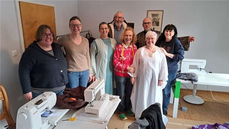 Auch die Anprobe macht dem Team um Beate Krebsbach (rechts), Hans-Peter Doll (Mitte) und Kaiphas-Darsteller Joachim Schäfer sichtlich Spaß.  Foto: privat