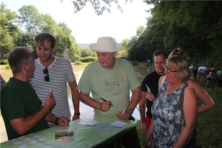 Auch die Autogrammstunde verlief fröhlich.