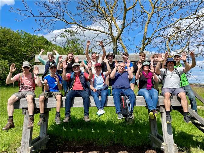 Auch die Bänke wachsen im Frühling. Quelle: TuS Niederoberweiler e.V.