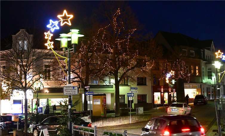 Auch die Bäume und Laternen der Innenstadt erstrahlen im Lichterglanz.