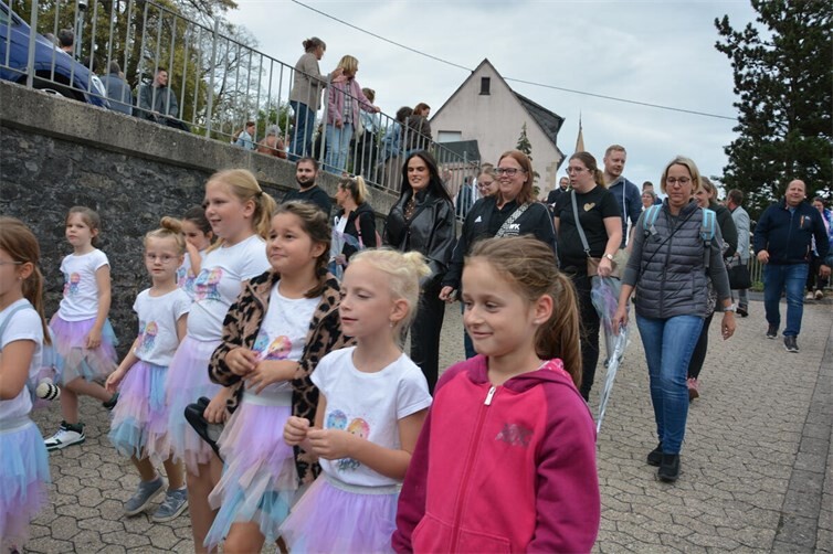 Auch die Bambini der Tanzgruppe gehen mit.