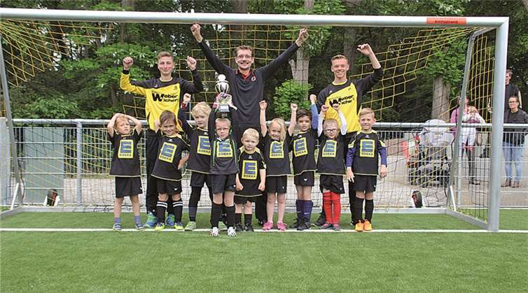 Auch die Bambinis haben einen Pokal gewonnen.