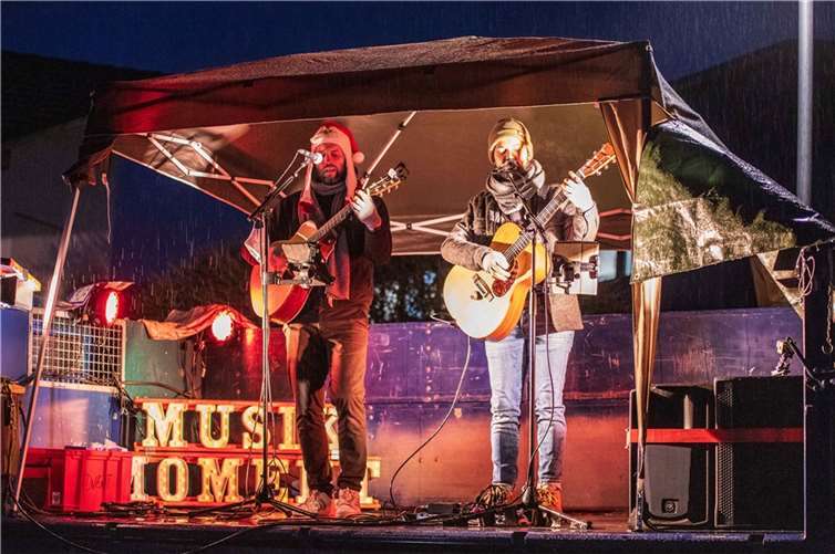 Auch die Band „Musikmoment“ hatte der Nikolaus im Gepäck.