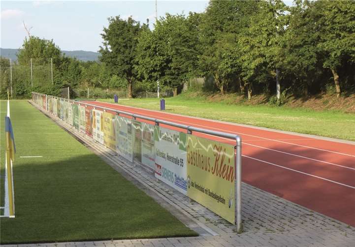 Auch die Bandenwerbung wurde aktualisiert.privat