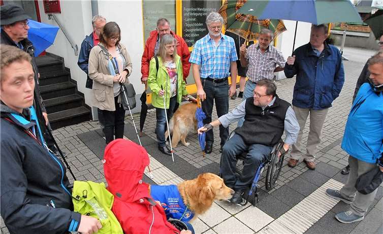 Auch die Barrierefreiheit in den Ortsgemeinden ist ein wichtiges Thema für einen Beirat: Mit gutem Beispiel geht da Neuhäusel voran, das einen ehrenamtlichen Behindertenbeauftragten ernannt hat und bereits 2017 (s. Foto) mit einer Gruppe von Interessenten eine Ortsbegehung zum Thema „Barrierefreies Dorf“ ermöglicht hatte. Foto: privat