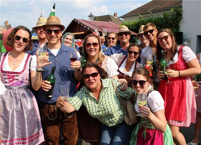 Auch die Besucher des Weinfestes wussten das schöne Wetter zu genießen. Foto: -DU-