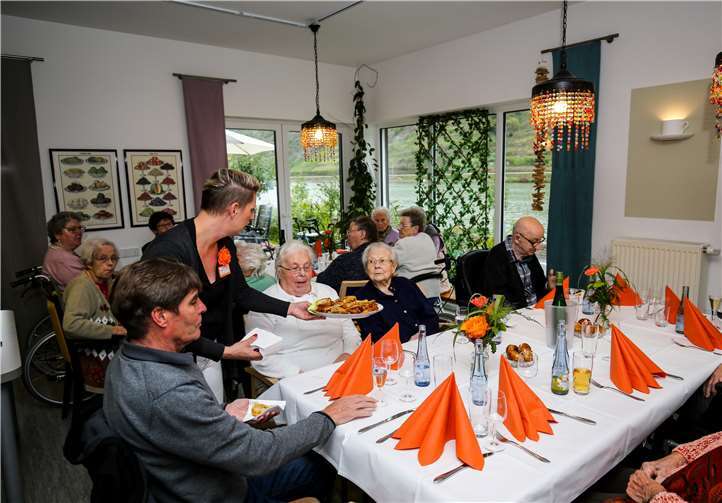 Auch die Bewohner/innen des Hauses waren in die Jubiläumsfeier mit eingebunden. Fotos: EP