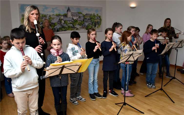 Auch die Blockflötengruppe der Grundschule Anhausen begeisterte dieGäste der Feier.