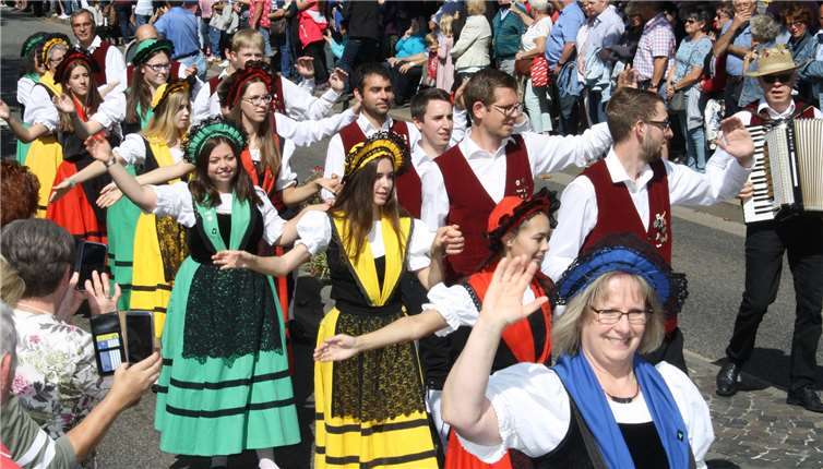 Auch die Brauchtumspflege in bunten Kostümen mit Tanzeinlagen war ein echter Hingucker.
