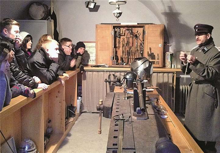 Auch die Büchsenmacher-Werkstatt nahmen die Kinder und Jugendlichen an der Seite des Festungskanoniers Jörg Höfer in Augenschein.