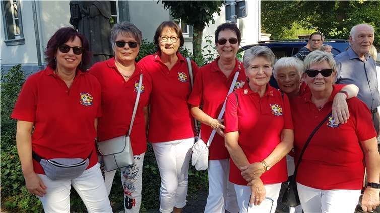 Auch die Damen des Möhnenvereins „Scheene Kenne“nahmen frohgelaunt am Festumzug teil. Fotos: KH