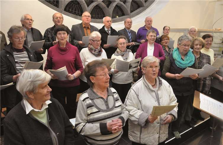 Auch die Damen und Herren der Kirchenchöre von St. Veit und St. Clemens, die an der Orgel von Christina Zimmer begleitet wurden, waren begeistert vom neuen Klang. -BS-