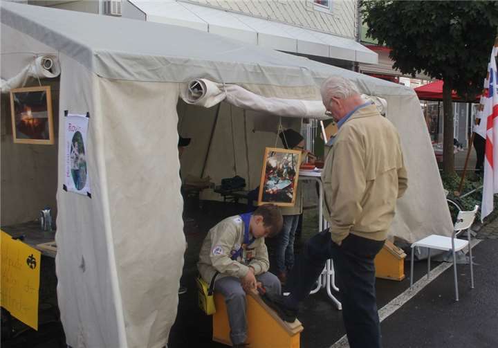 Auch die Deutsche Pfadfinderschaft Sankt-Georg Gruppe Montabaur hatte ihr Zelt aufgeschlagen und sammelte für den Guten Zweck. Die Mitglieder boten den Besuchern einen gepflegten Schuhputz.