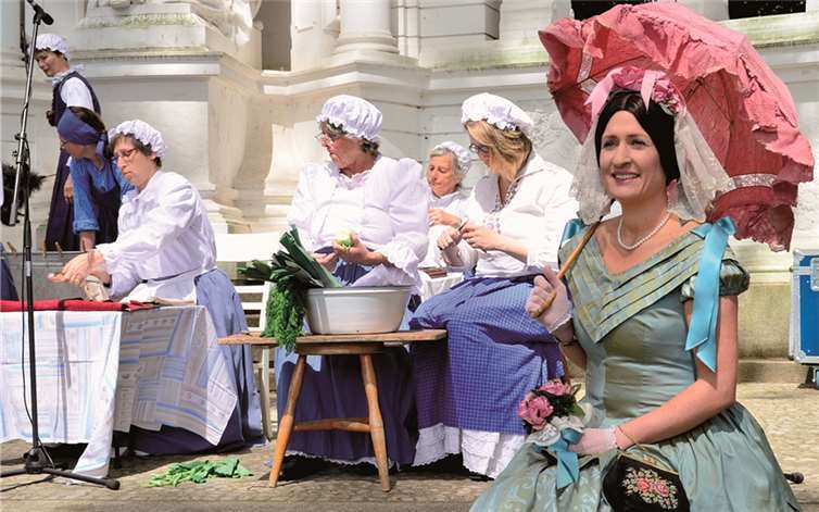 Auch die Dienstboten der Kaiserin Singschule Liebfrauen waren beim Fest aktiv.