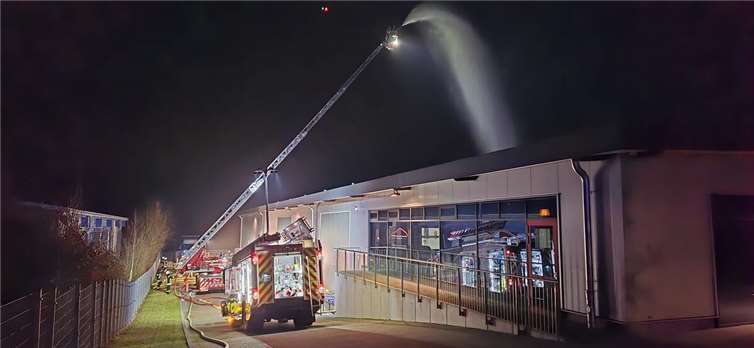 Auch die Drehleiter war im Einsatz.  Foto: FFW Adenau