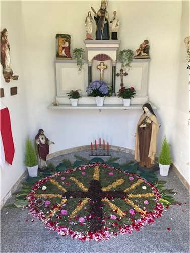 Auch die Dreifaltigkeitskapelle wurde farbenfroh geschmückt.