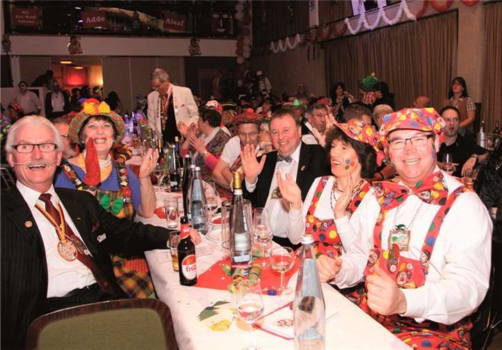 .Auch die Ehrengäste hatten ihren Spaß in der Hocheifelhalle.