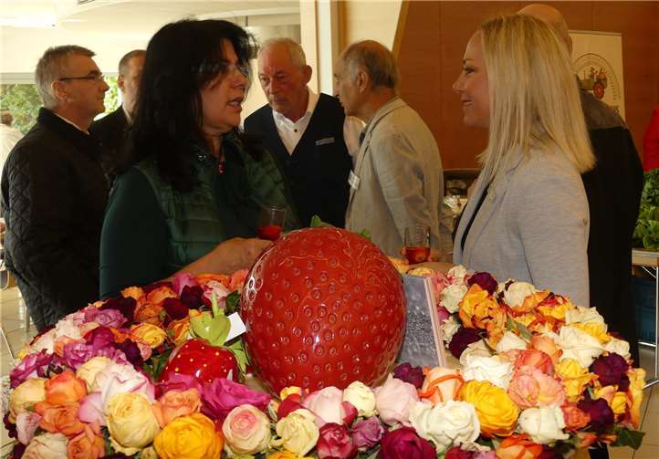 Auch die Ehrengäste um Landrat Dr. Alexander Saftig (links) ließen sich von der Produktvielfalt gerne überzeugen.