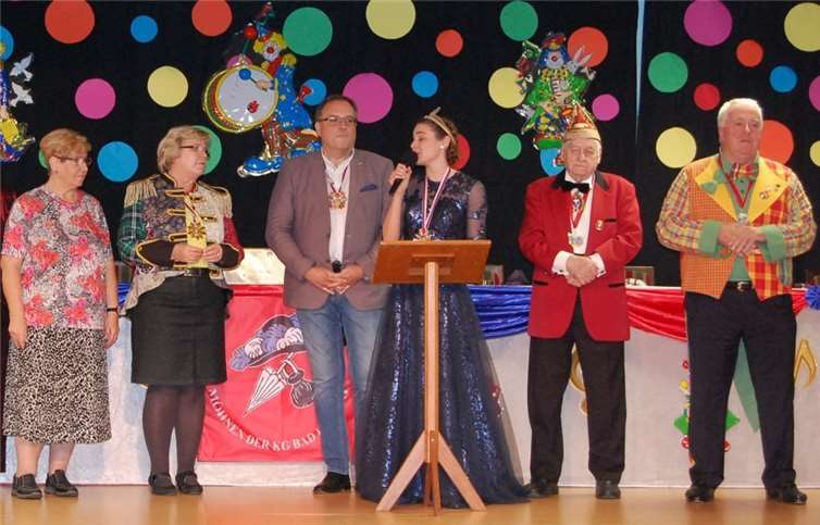 Auch die Ehrengäste wurden im Laufe der Möhnensitzungauf die Bühne gerufen und mit Orden geehrt. Fotos: -FA-