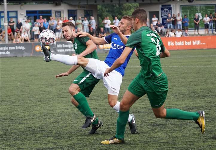 Auch die Einwechselung von Ronaldo (rechts in Grün) brachte keine Ergebniswende. Die SG 2000 unterlag zum Saisonauftakt mit 0:1 gegen den SV Mehring.  Irene Appel