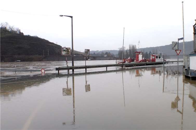 Auch die Fähre in Lay musste am Wochenende von der Feuerwehr extra gesichert werden.