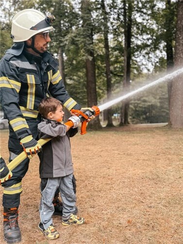 Auch die Feuerwehr wird an diesem besonderen Tag vor Ort sein und Groß und Klein Rede und Antwort stehen.