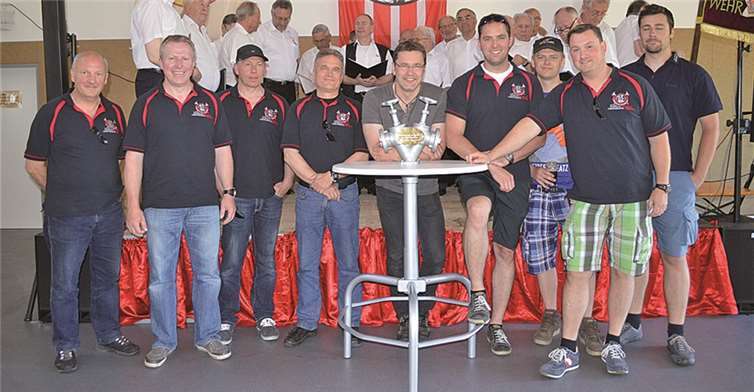 Auch die Feuerwehrfreunde aus Oedingen im Sauerland um Löschgruppenführer Berthold Gies schauten vorbei und hatten eine Überraschung im Gepäck: Einen metallenen Stehtisch, der mit einem Hydranten verziert ist.AB