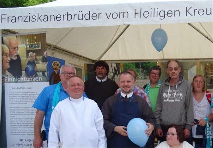Auch die Franziskanerbrüder vom Heiligen Kreuz waren auf der Kirchenmeile mit einem Infostand vertreten.  privat
