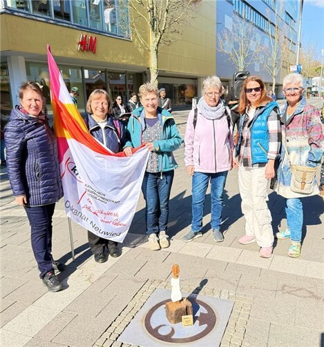 Auch die Frauen der kfd Neuwied beteiligten sich an der Mahnwache.  Foto: Ruth Solbach