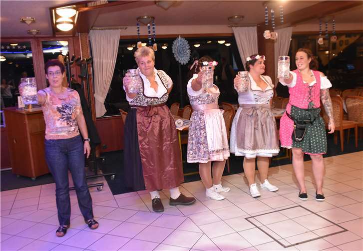 Auch die Frauen zeigten ihr Können beim Bierkrug stemmen.